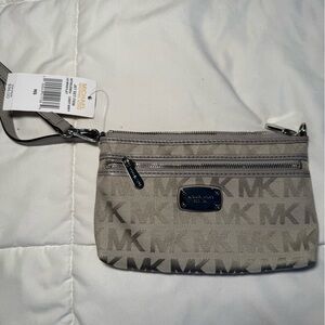 Michael Kors wallet / Beige and Gray Logo Wristlet